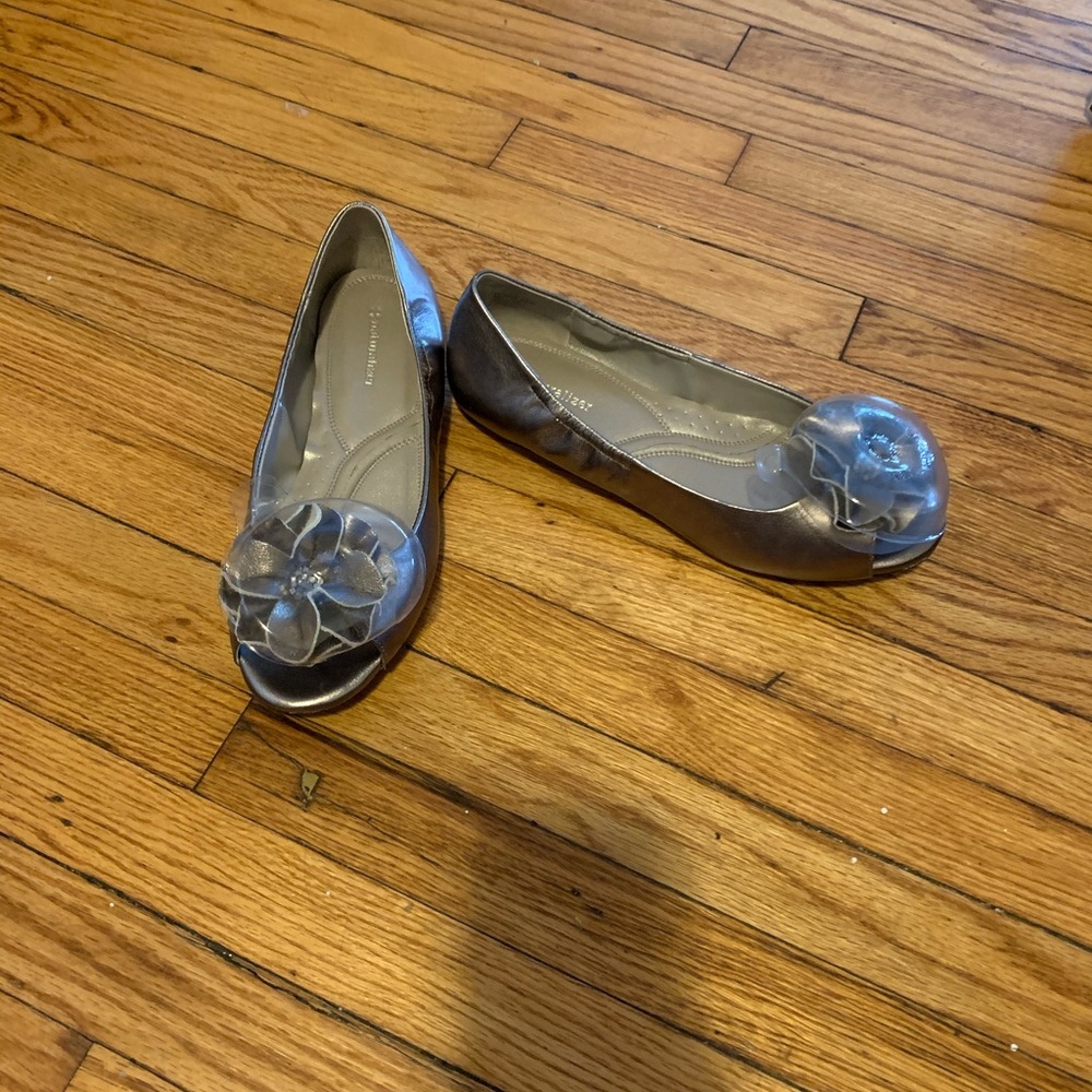 Comfy Never Worn Flower Decal Flats